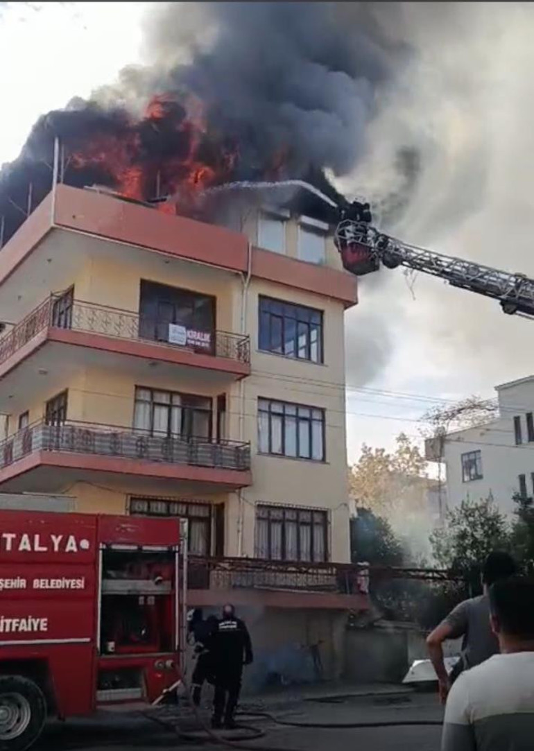 Yangında kurtarılan çocuklar ve alevler