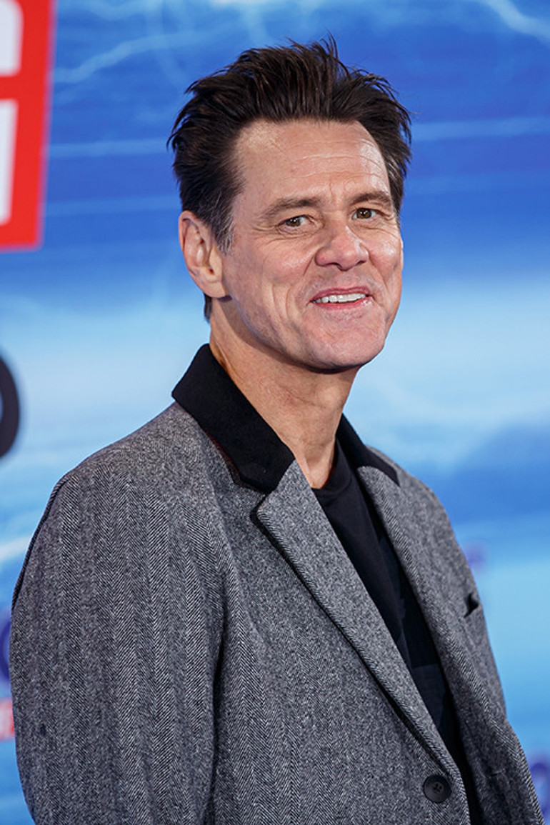 Sinemanın gülen ve güldüren yüzüydü... Bir genç ölüm hayatını değiştirdi... Artık sahte bir isimle geçmişinden saklanıyor