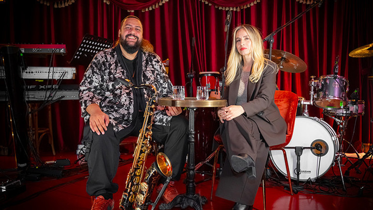 ÖZEL RÖPORTAJ || Anıl Şallıel ve Arkadaşları ile müzik ziyafeti başlıyor 12 kişilik ünlüler geçidi...