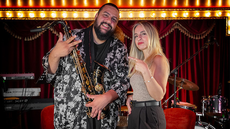 ÖZEL RÖPORTAJ || Anıl Şallıel ve Arkadaşları ile müzik ziyafeti başlıyor 12 kişilik ünlüler geçidi...