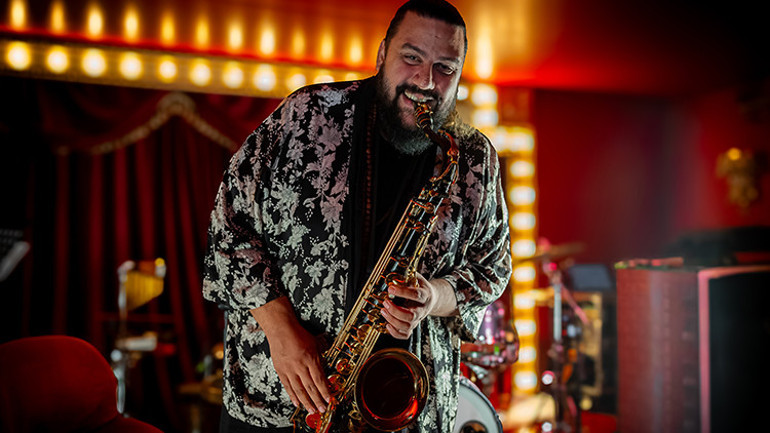 ÖZEL RÖPORTAJ || Anıl Şallıel ve Arkadaşları ile müzik ziyafeti başlıyor 12 kişilik ünlüler geçidi...