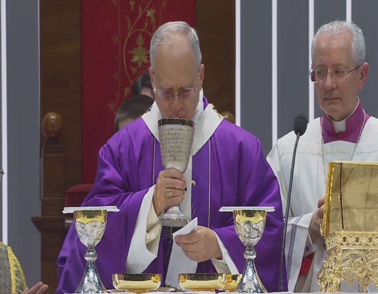 Binlerce kişi katıldı... Papa, Volkswagen Arenada dev ayini yönetti