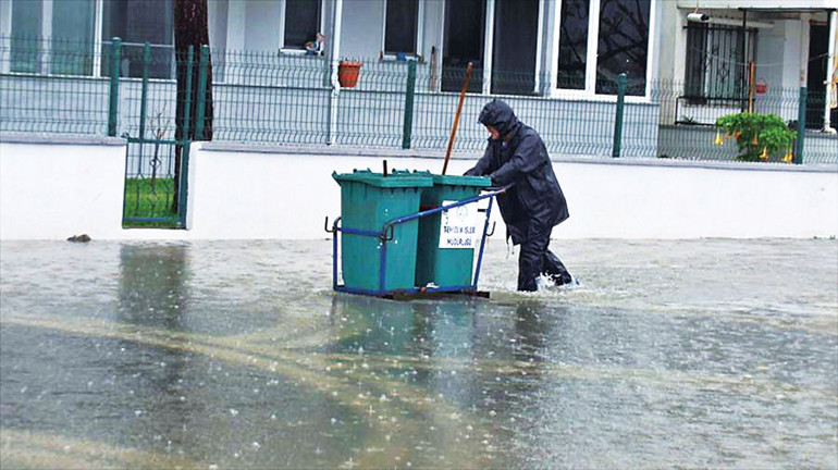 Balıkesir'de sağanak sonrası taşkın görüntüsü