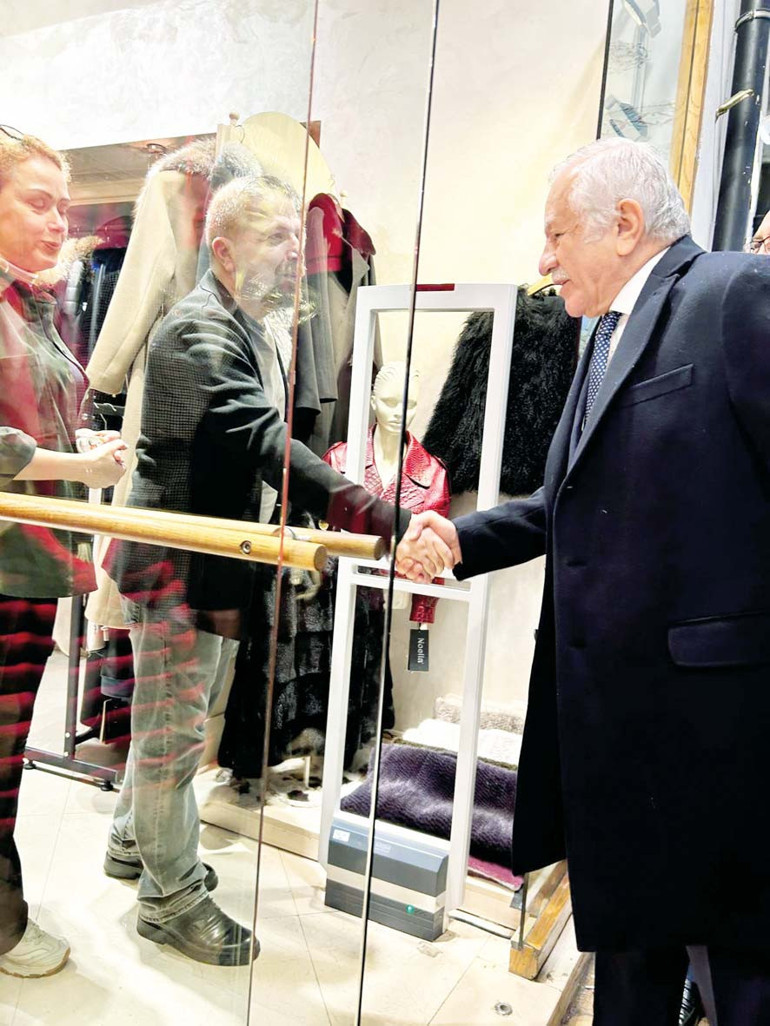 Celal Adan Kapalıçarşı esnafıyla buluştu