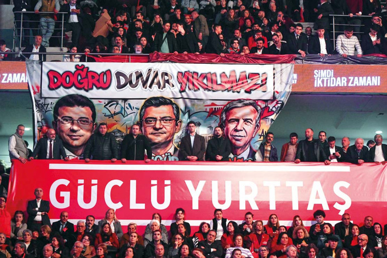 Özgür Özel kurultayda konuşuyor