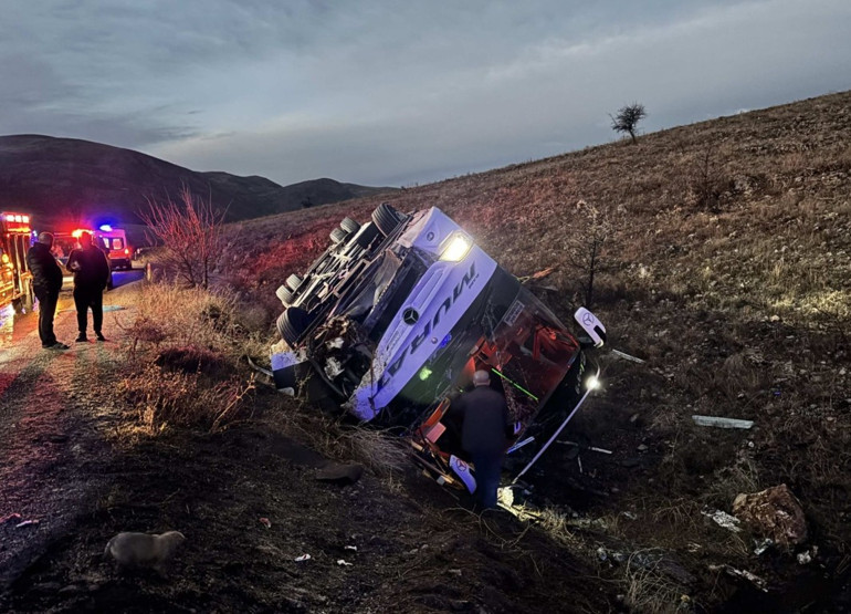 Yolcu otobüsü devrildi: 2 ölü, 21 yaralı