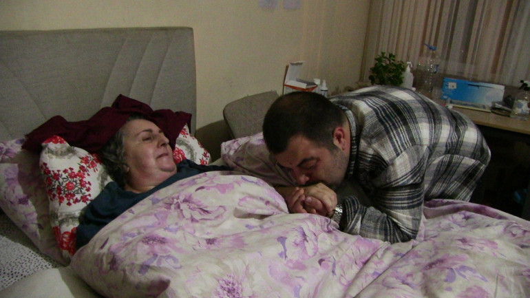 Felç kalan annesine hayatını adadı | Ayağını öper, koklarım; çünkü cennet kokuyor