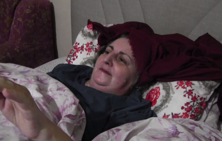 Annesinin ayağını öpen ve onla ilgilenen oğul