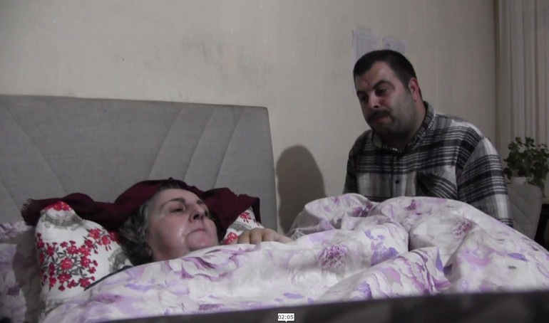 Anneye bakan oğul ev işlerini yaparken