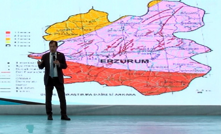 Uzman söyleşide konuşuyor