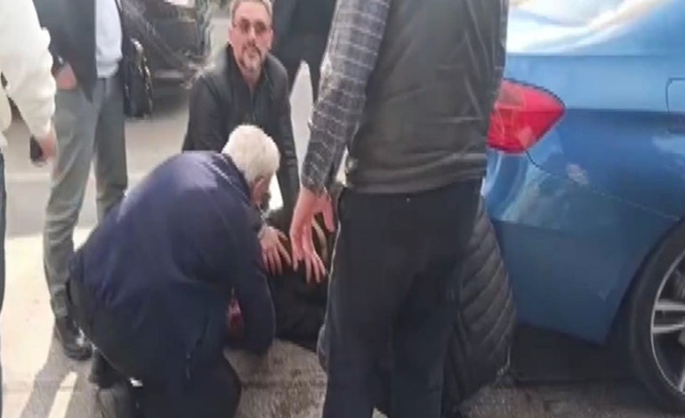 Bariyere çarpan otomobil taksiye çarptı