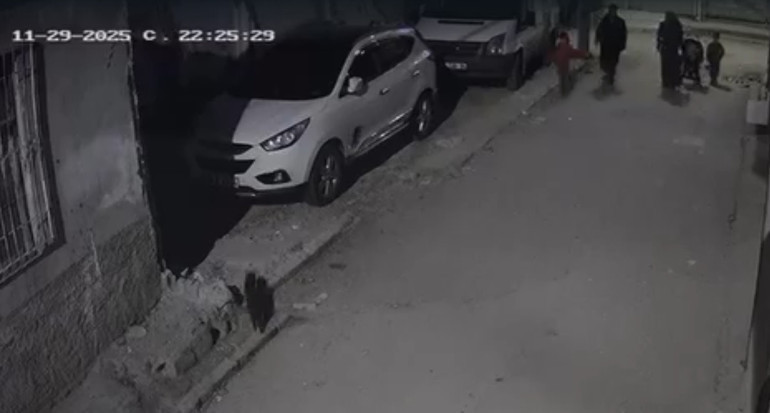  Çocuğun kafasını otomobile çarpıp yere fırlattı