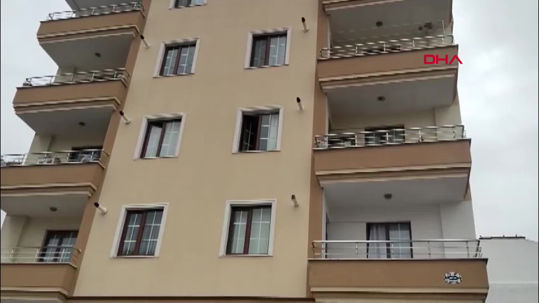 İlaçlama sonrası apartmanda sağlık ekipleri müdahale ediyor