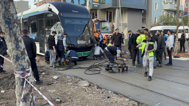 Tramvay ile çöp kamyonu çarpıştı: 3 yaralı