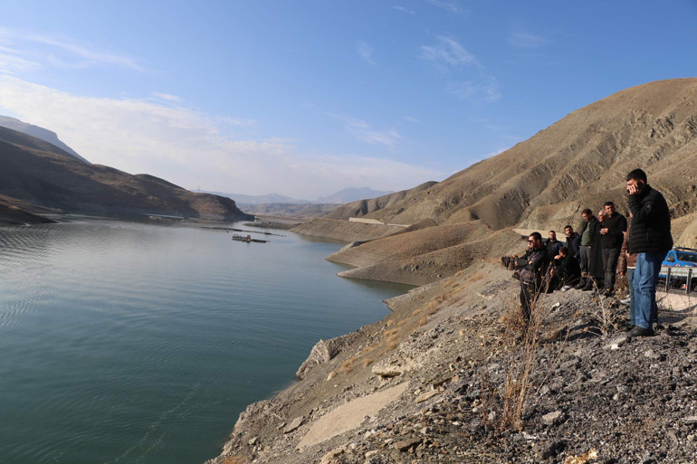 Arama-kurtarma ekipleri baraj gölünde çalışma yürütüyor