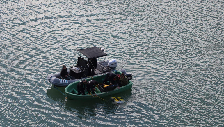 Zernek Baraj Gölü'ne yuvarlanan otomobil