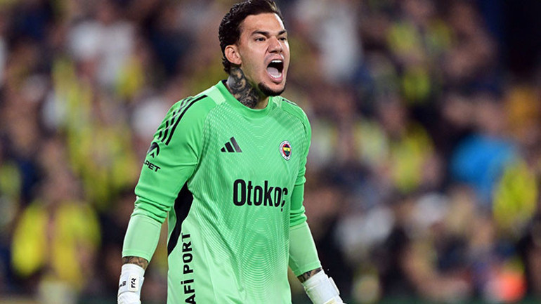 Ederson maç sırasında kurtarış yaparken