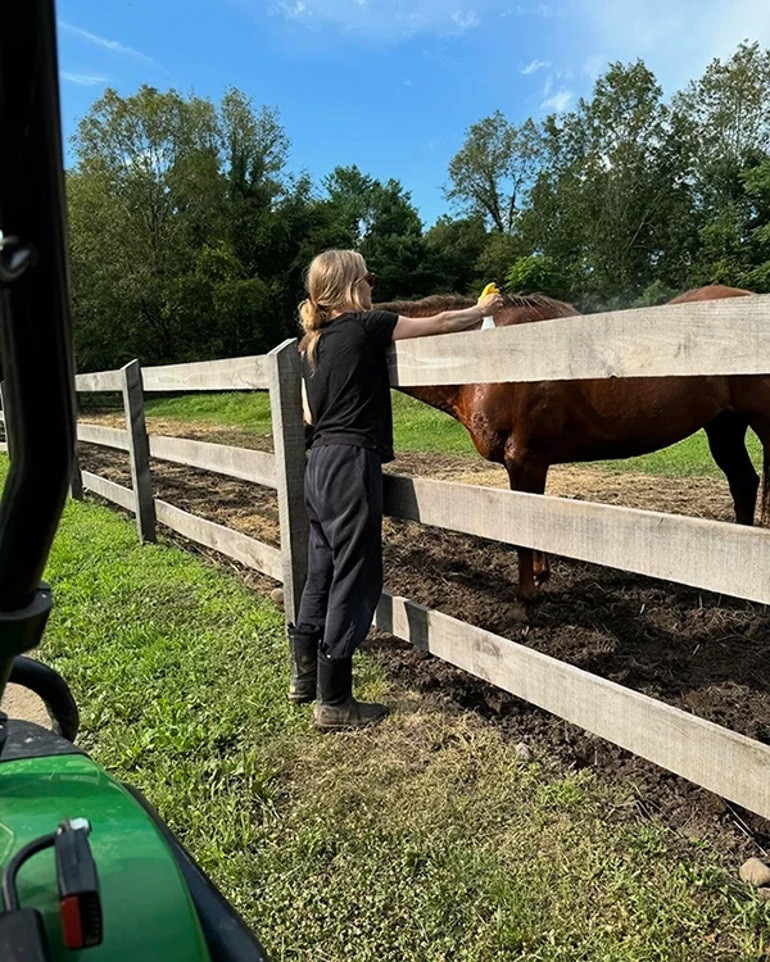 Ünlü oyuncu büyük şehirden vazgeçti… İki çocuğunu çiftlikte büyütüyor