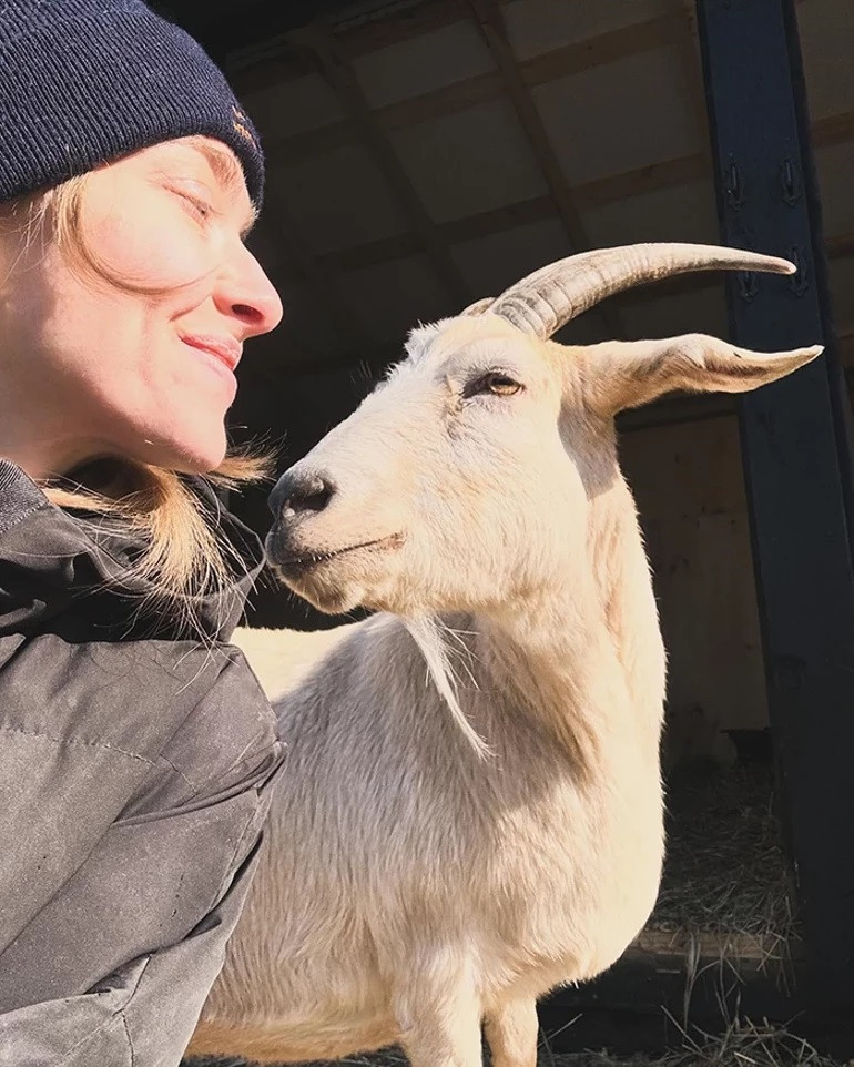 Ünlü oyuncu büyük şehirden vazgeçti… İki çocuğunu çiftlikte büyütüyor