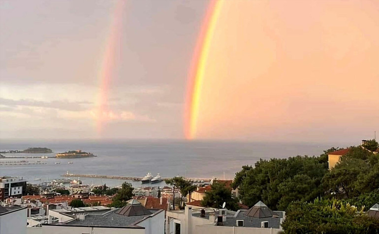 Kuşadası sahilinde deniz üzerinde gökkuşağı