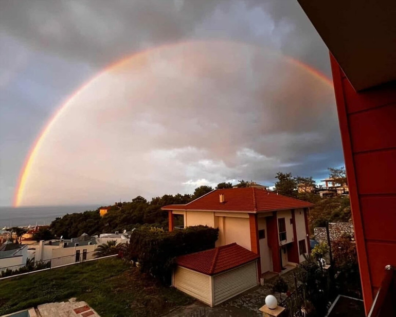 Deniz üzerinde renkli gökkuşağı görüntüsü