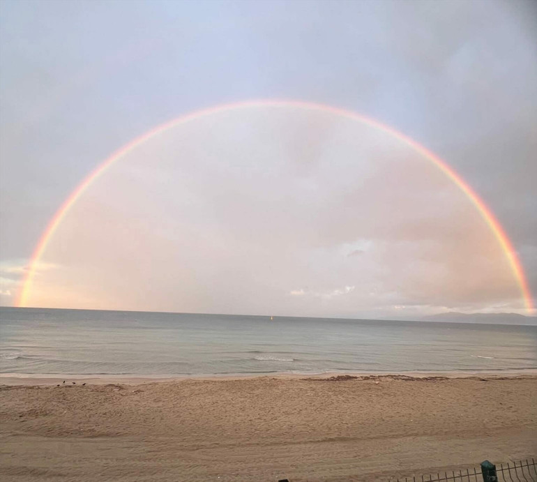 Gökkuşağı ve Kuşadası sahili