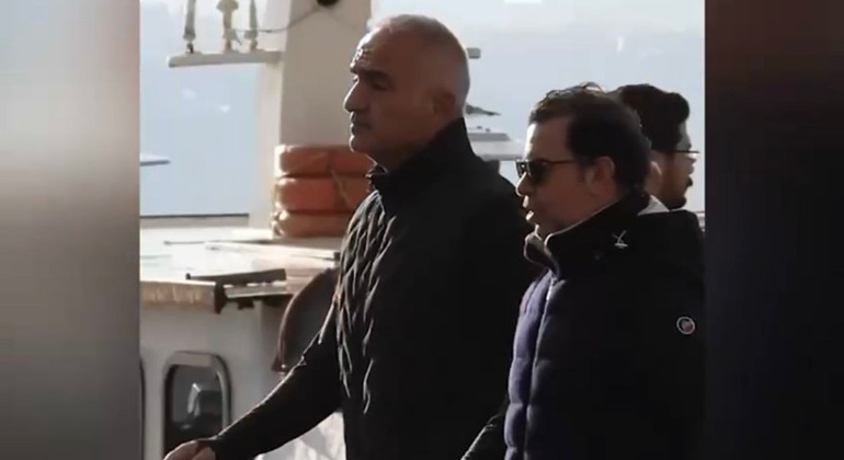 Bakan Ersoy, Bebek sahilinde yürüyüş yaparken görüntülendi