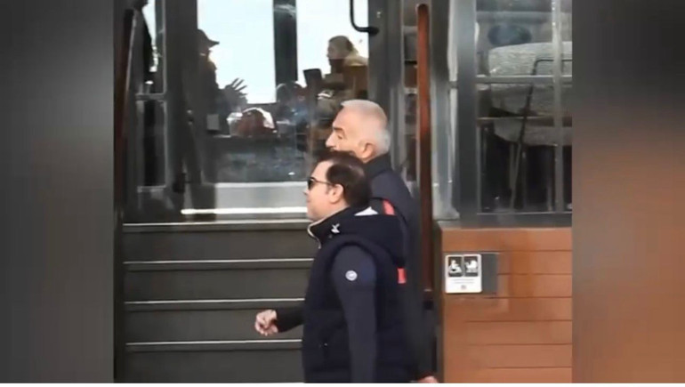 Bakan Ersoy, Bebek sahilinde yürüyüş yaparken görüntülendi