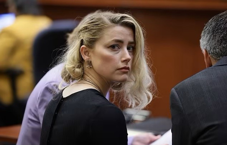 Uzak diyarlara kaçıp hayata yeniden başlamıştı… 4 yılda 3 çocuğu oldu, babalarını hala kimse bilmiyor