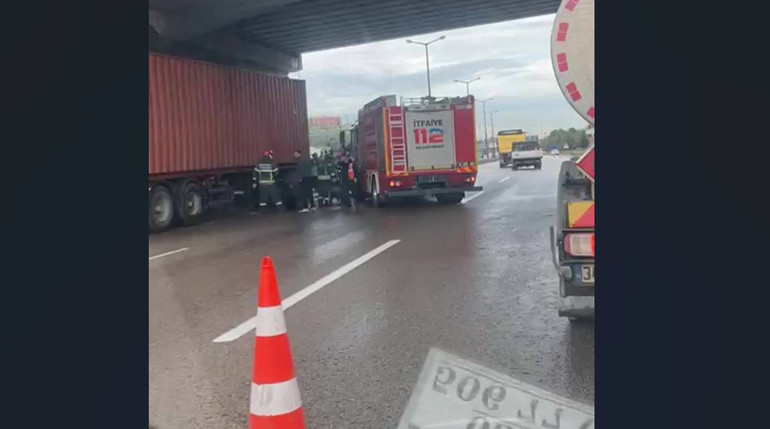 Tır kazası sonrası yol güvenlik ekiplerinin çalışması