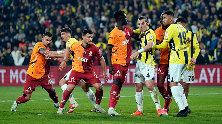 Yapay zekadan bomba Fenerbahçe-Galatasaray derbisi tahmini Derbide kırmızı kart görür Favorim küçük farkla...