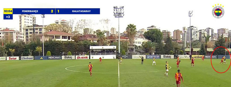 Galatasaraylı futbolcudan Fenerbahçeli rakibine yumruk U19 maçında skandal görüntü
