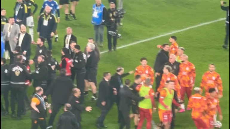 Derbi öncesi saha karıştı