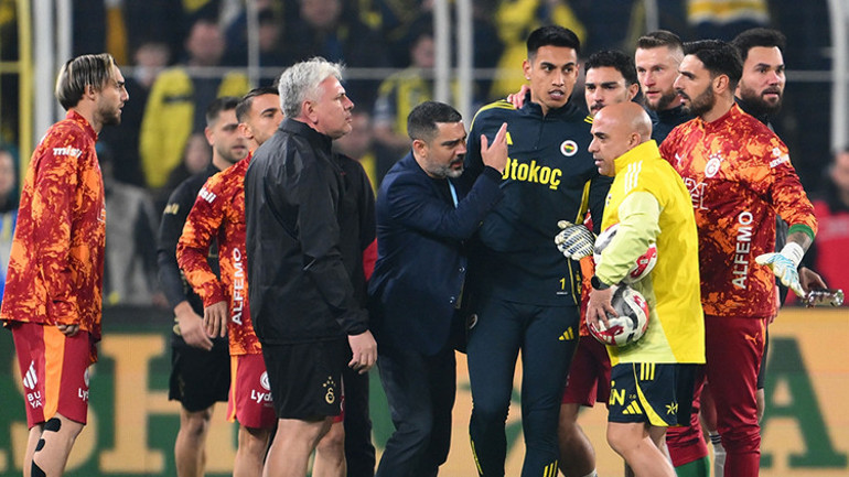 Fenerbahçe-Galatasaray maçı başlamadan kavga çıktı İlk düdük öncesi gerginlik