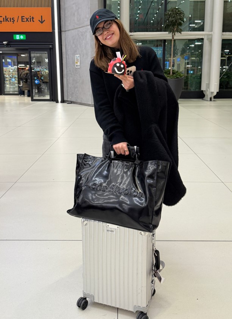 Afra Saraçoğluna doğum günü sürprizi