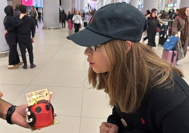 Afra Saraçoğluna doğum günü sürprizi