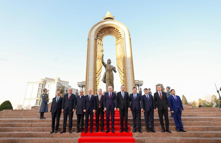 TBMM Başkanı Kurtulmuş, Duşanbedeki İsmail Somoni Anıtına çelenk bıraktı