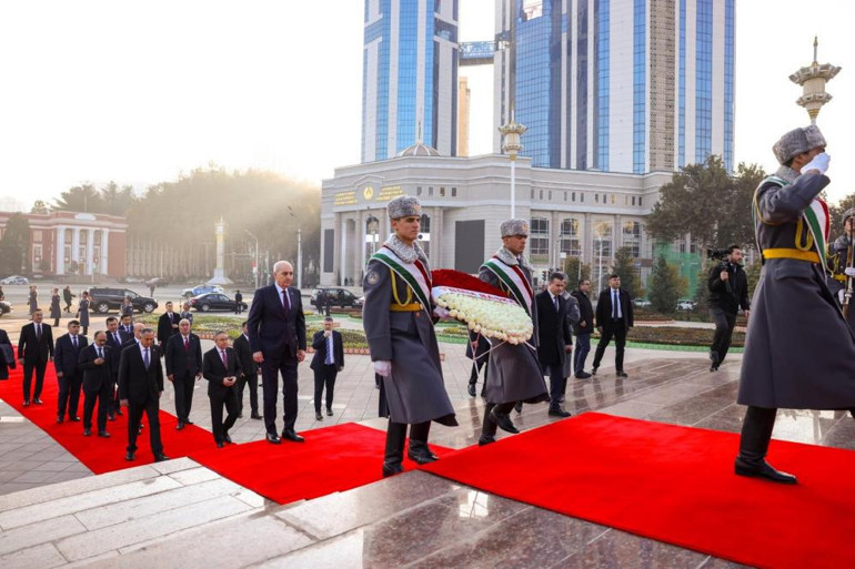 TBMM Başkanı Kurtulmuş, Duşanbedeki İsmail Somoni Anıtına çelenk bıraktı