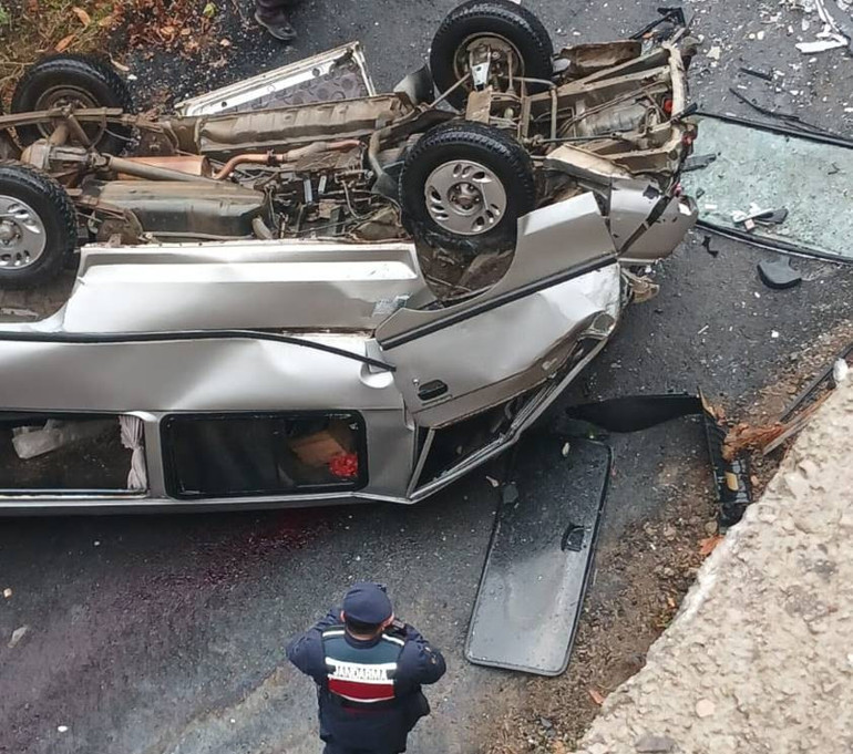 Araç kontrolden çıktı, 3 kişi hayatını kaybetti