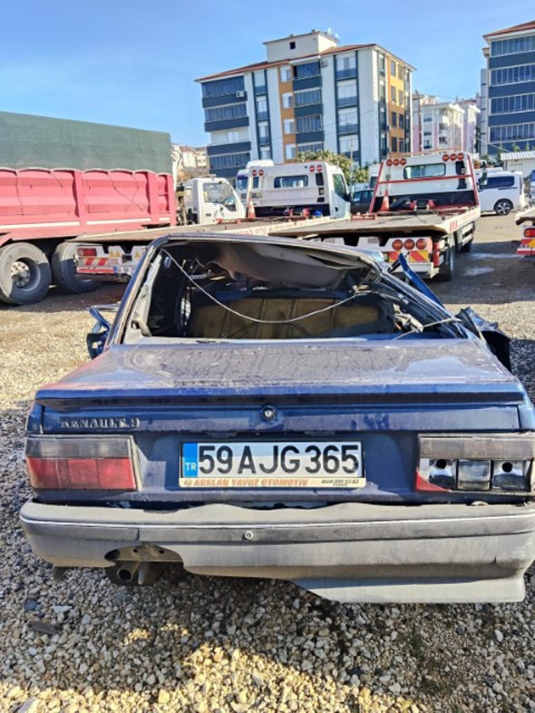 Zincirleme trafik kazasında 2 kardeş hayatını kaybetti