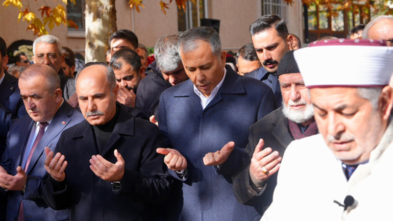 İçişleri Bakan Yardımcısı Mehmet Aktaşın acı günü: Annesini son yolculuğuna uğurladı