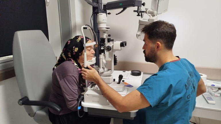 Ameliyat sonrası gözlerini açan yaşlı kadın