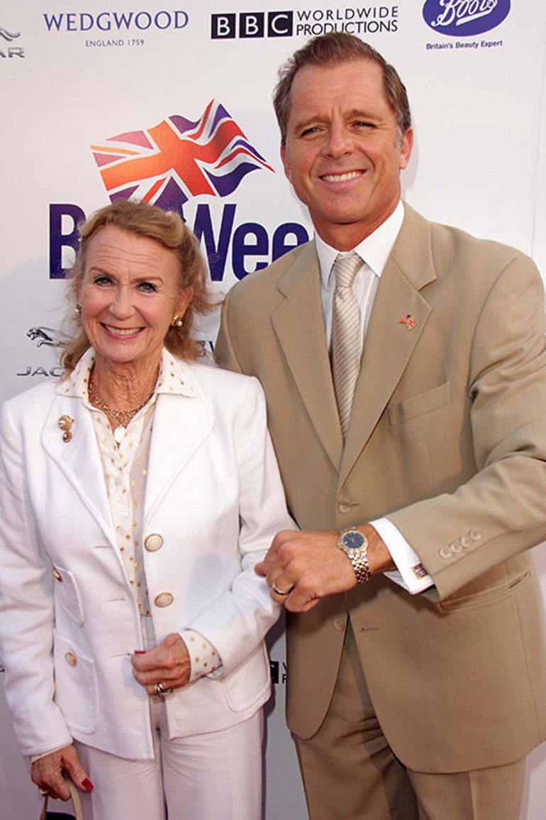 Tanıştıklarında kendisi 21, karısı 39 yaşındaydı... Herkes genç sevgili peşinde koşarken ünlü oyuncu 18 yaş büyük aşkıyla mutluluğu seçti