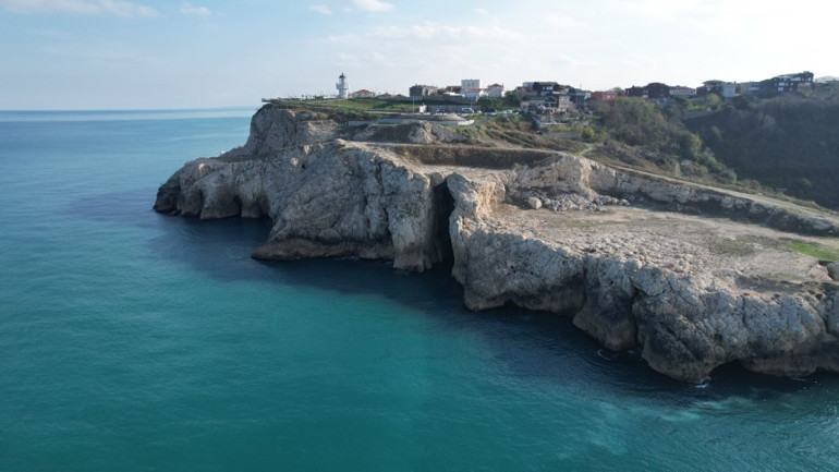 Karaburun sahilinin havadan çekilmiş görüntüsü, kayalık kıyı ve deniz