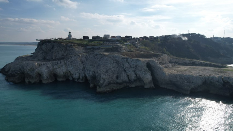 Karaburun kıyısındaki dalga aşındırması sonucu oluşmuş kaya oyukları ve kıyı manzarası