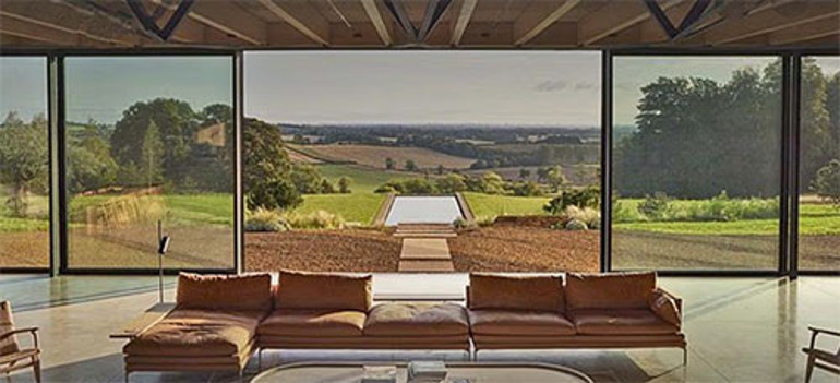 Ünlü sunucunun doğal yaşam hevesi kabusa döndü... Büyük rüya sele kapıldı... Milyonlar uçtu gitti