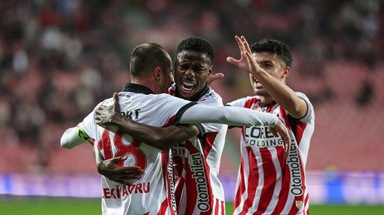 Teknik ekip maç taktiklerini değerlendiriyor