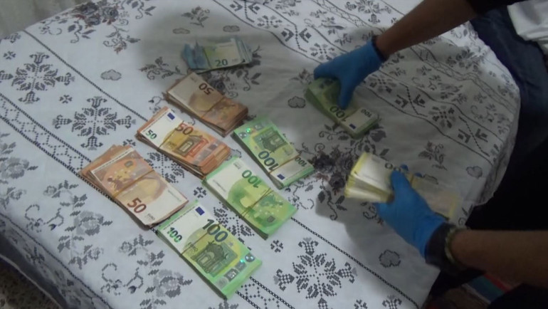 Kendilerini polis olarak tanıtıp evini sattırdılar Dolandırdıkları para derin dondurucuda bulundu