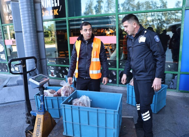 Gıda güvenliği umurlarında değil Otogarda pes dedirten manzara: Otobüsün bagajında getirdiler