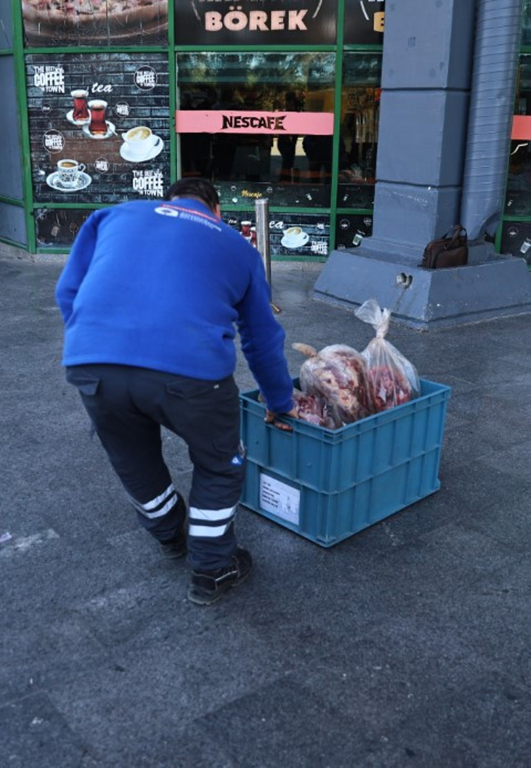 Gıda güvenliği umurlarında değil Otogarda pes dedirten manzara: Otobüsün bagajında getirdiler